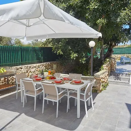Casa Del Melograno Con Idromassaggio E Giardino Holiday home *